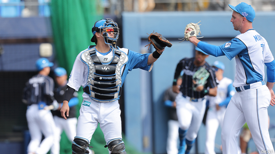 伏見選手とマーフィー投手