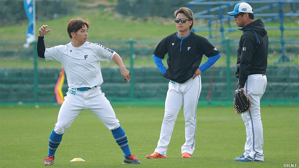山本拓投手、福田俊投手、建山投手コーチ
