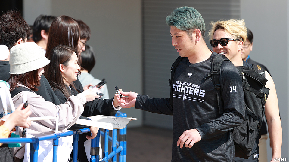 ファンサービスする加藤貴投手