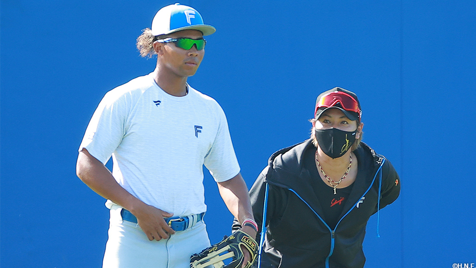 水谷選手と新庄監督” width=