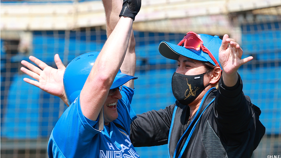 スティーブンソン選手と新庄監督” width=