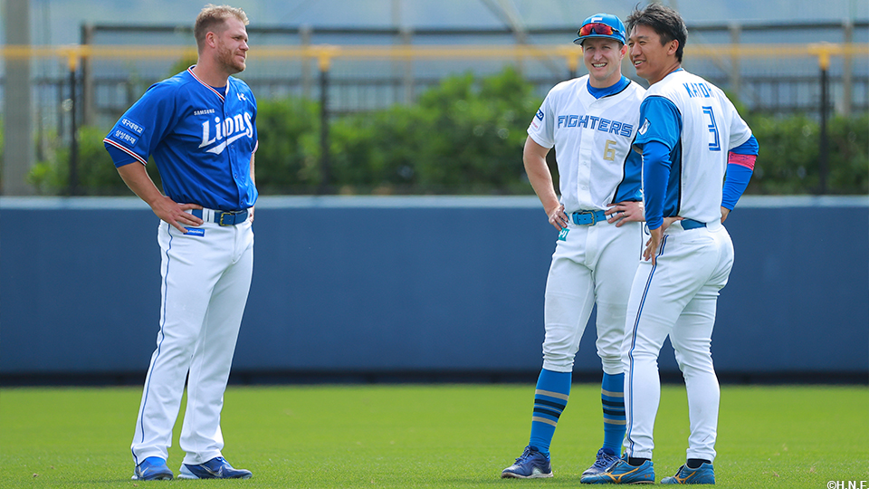 “スティーブンソン選手、加藤豪選手とサムスン・マキノン選手”” width=