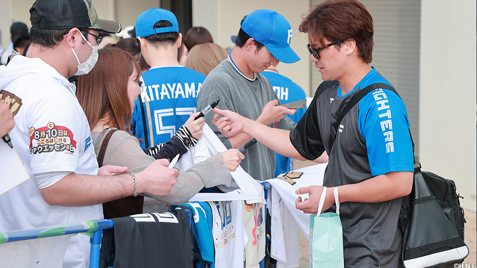 ““ファンサービスする伏見選手01””