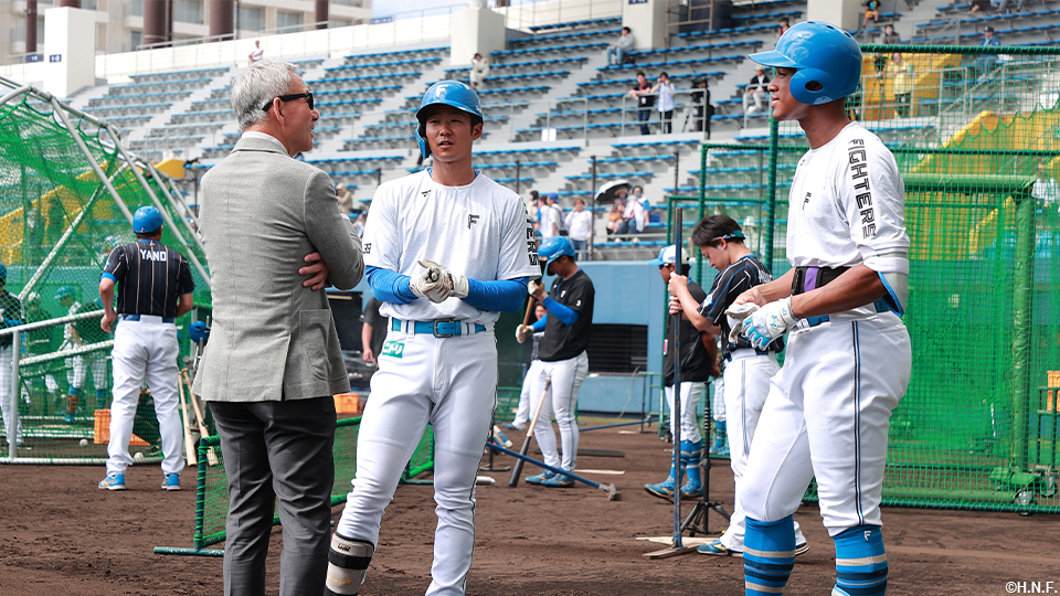 白井一幸氏と石井選手、万波選手