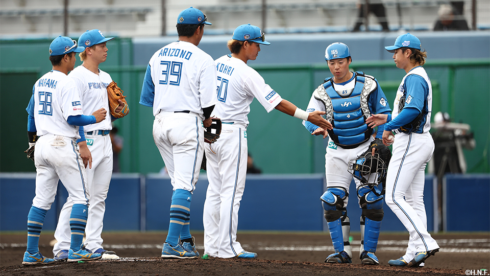 ““マウンドに集まる選手たち””