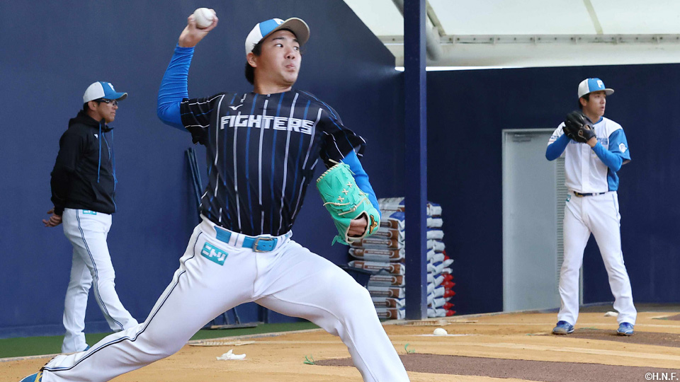 金村投手、北山投手と建山投手コーチ