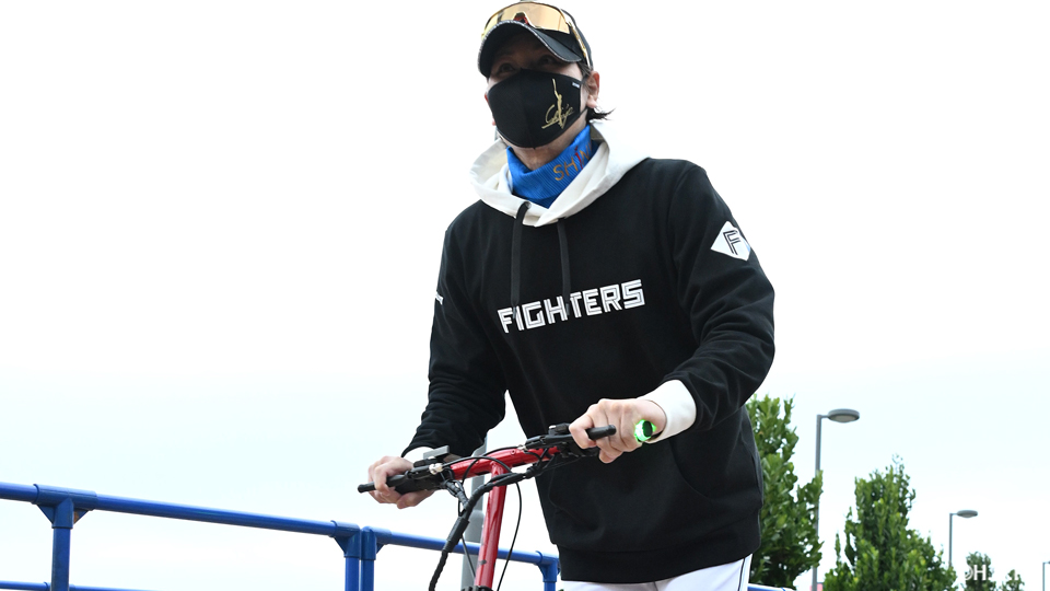 球場入りする新庄監督