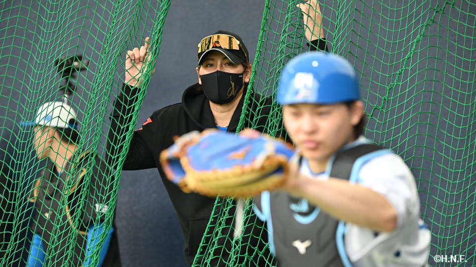 ブルペンを見つめる新庄監督