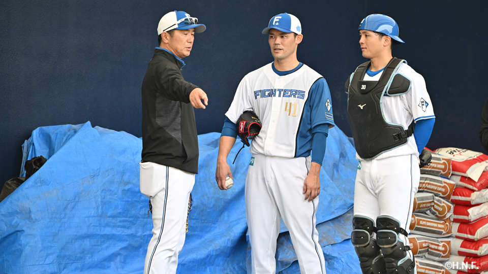 福谷投手と郡司選手、山田コーチ