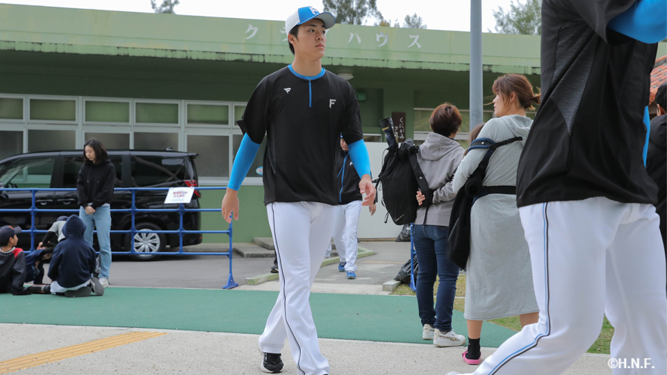 球場入りする柴田投手