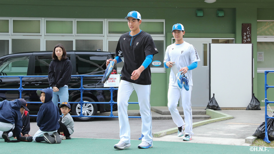 球場入りする清水大投手と浅利投手