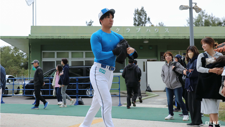 球場入りする清宮虎投手