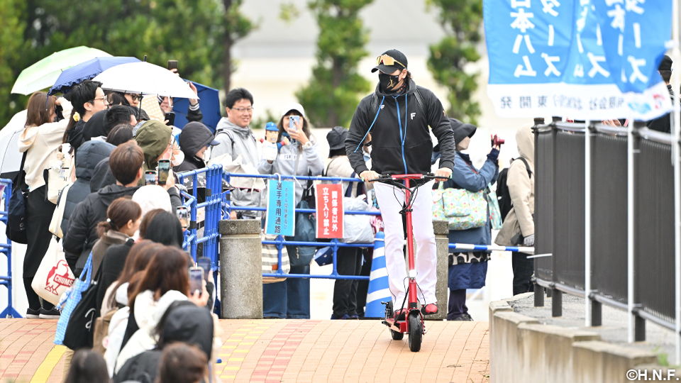 
    球場入りする新庄監督