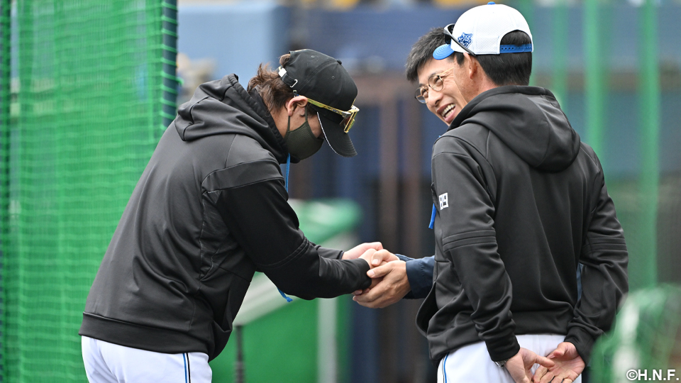矢野輝弘氏と新庄監督、山田コーチ