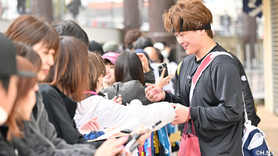 ファンサービスする伏見選手