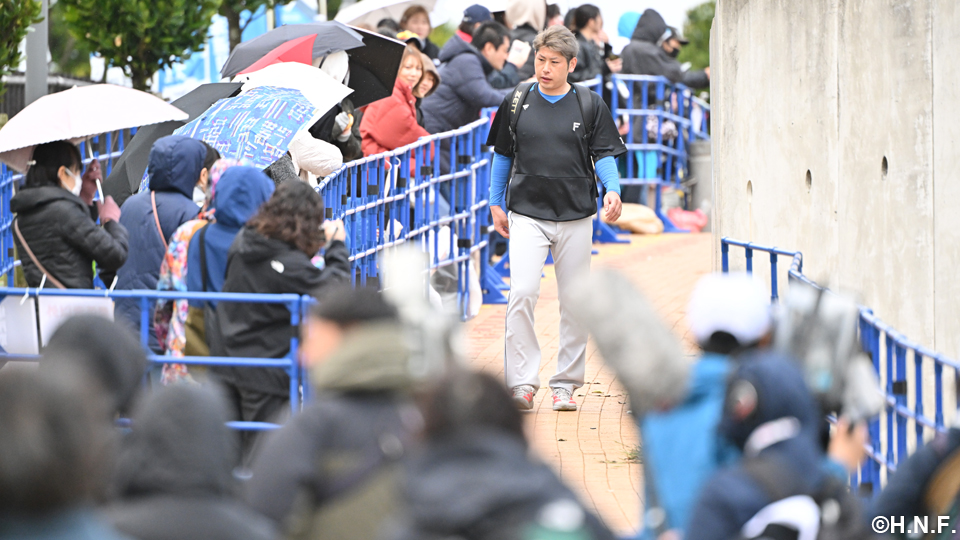 
    球場入りする加藤貴投手