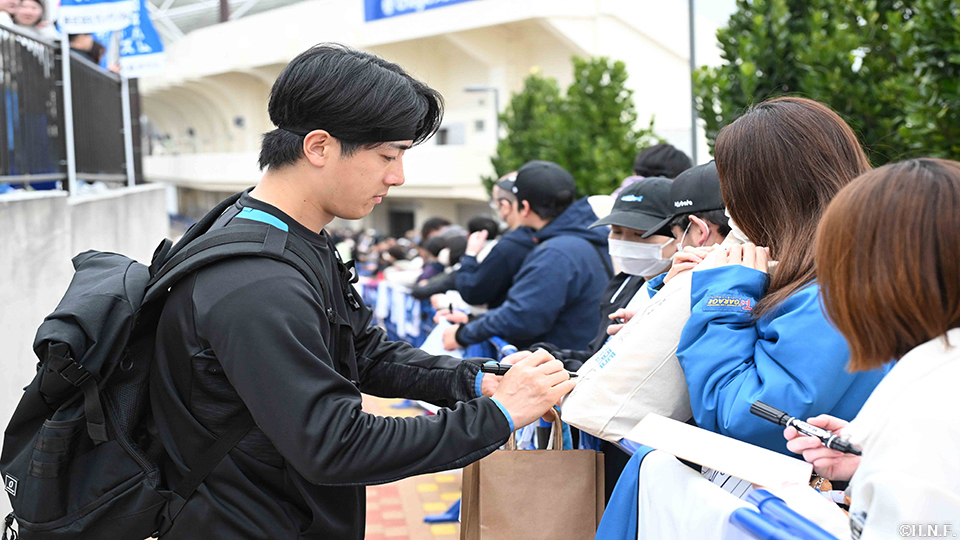 ファンサービスする北山投手