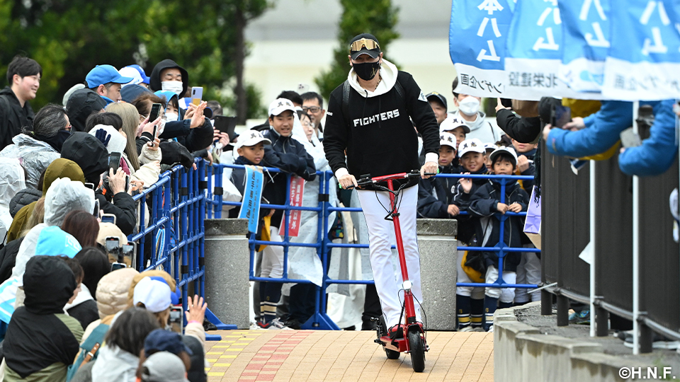 球場入りする新庄監督