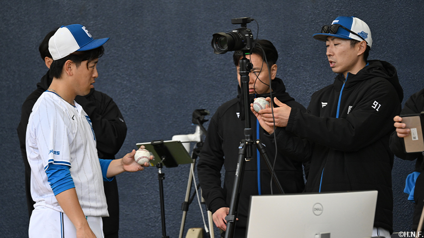 河野投手と金子コーチ