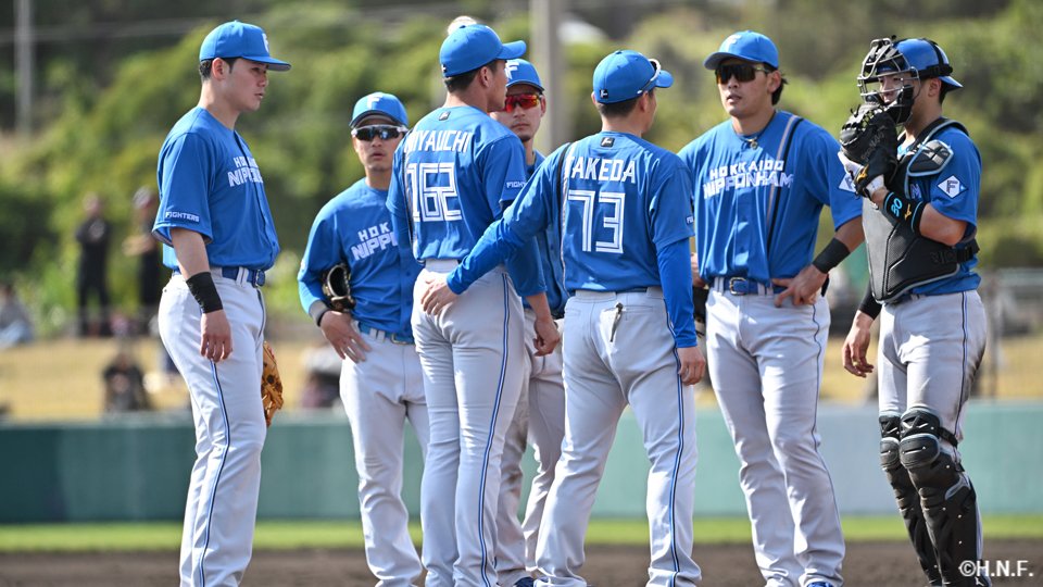 マウンドに集まる選手たち