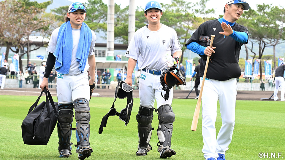 田宮選手、進藤選手と山田コーチ