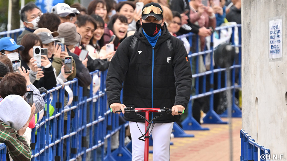 球場入りする新庄監督