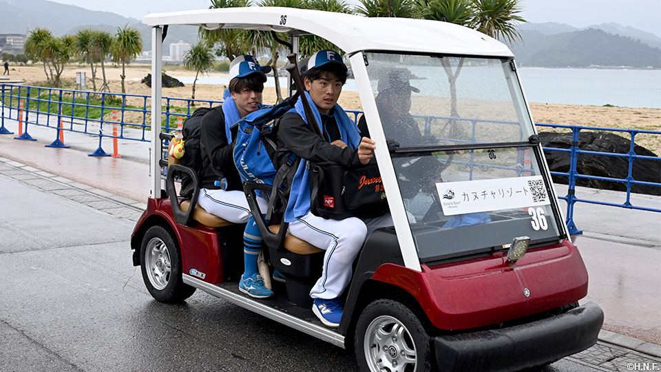 ゴルフカートに乗る選手