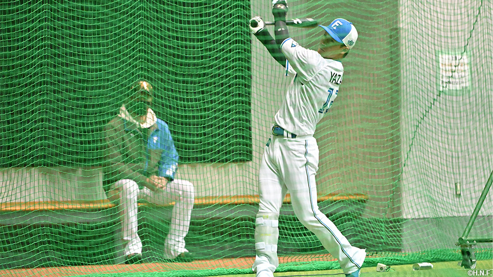 新庄監督が見守る矢澤選手