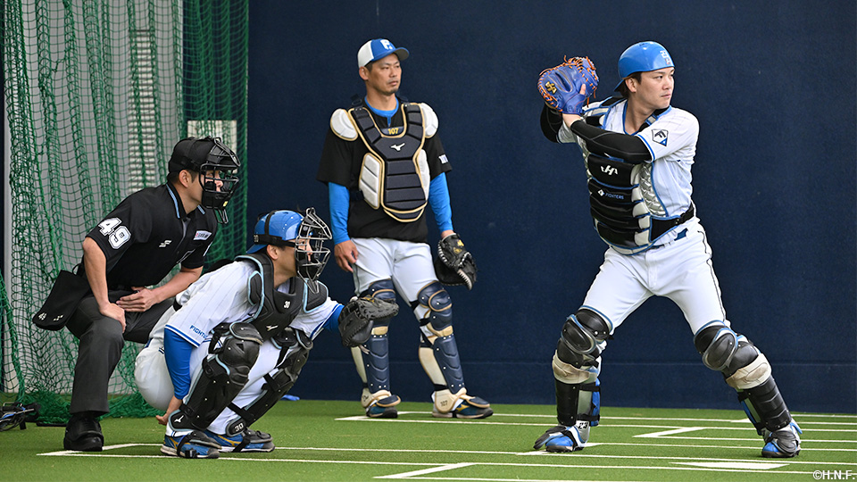 キャッチャー郡司選手とバッターボックスで構える伏見選手