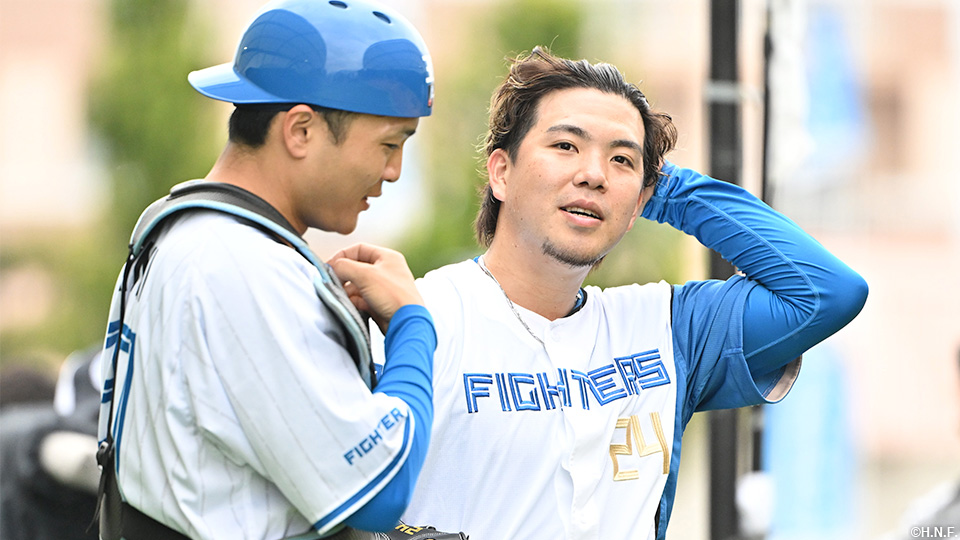 郡司選手と会話する金村投手