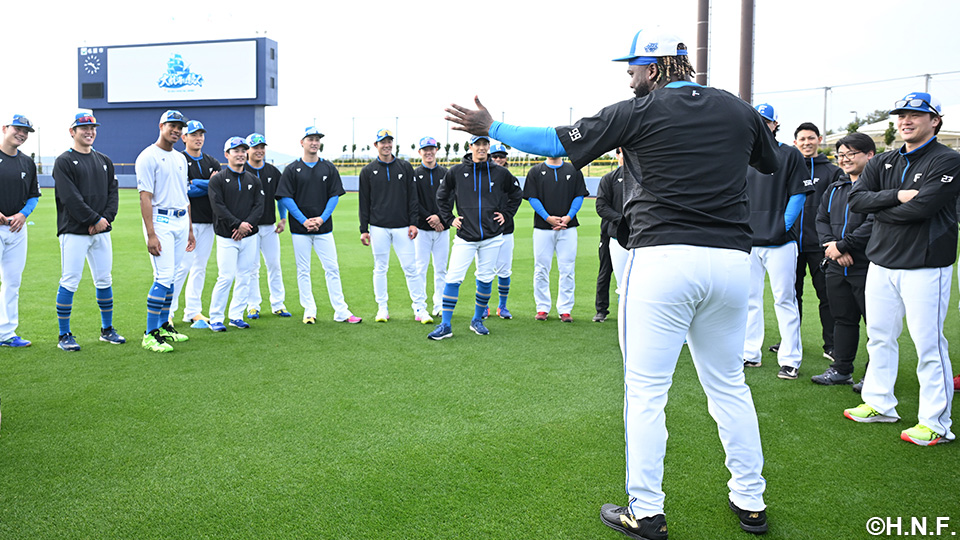 チームに合流し挨拶するレイエス選手