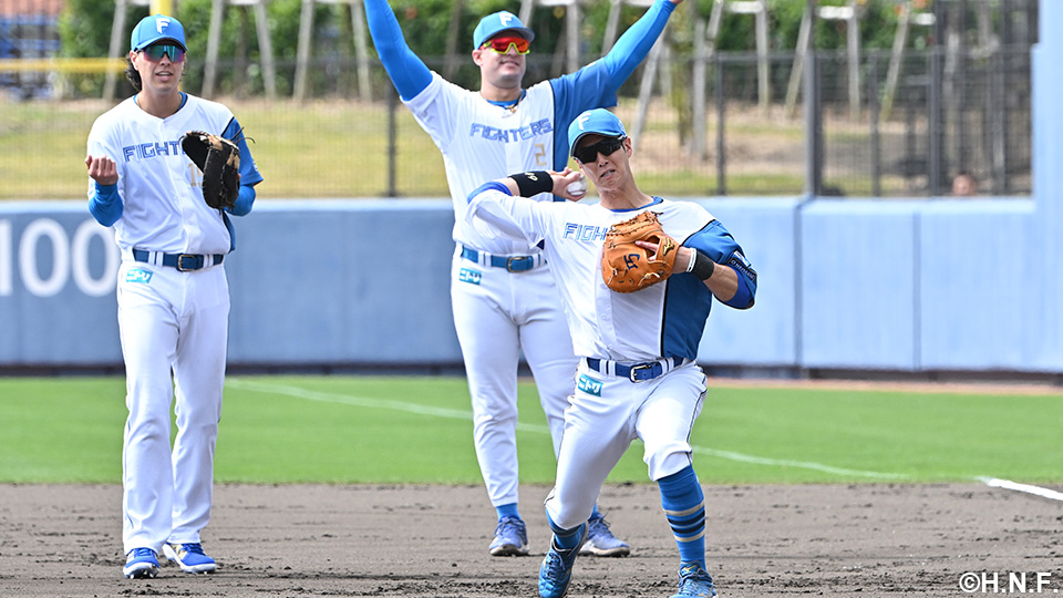 ファーストでノックを受ける選手たち