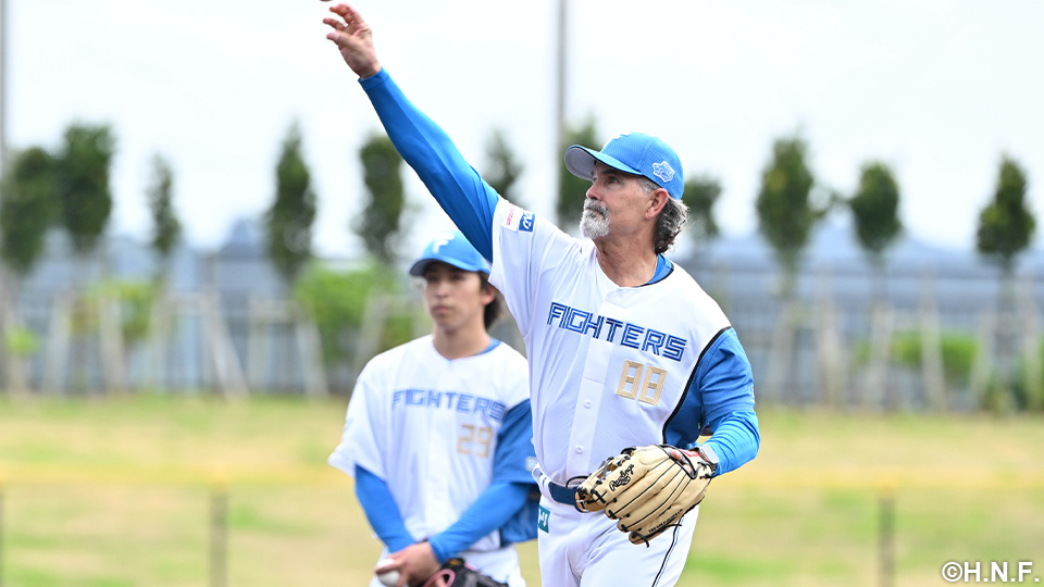 始球式のマウンドに上がるヒルマンコンサルタント