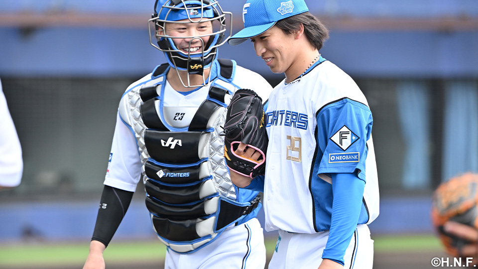 細野投手と伏見選手