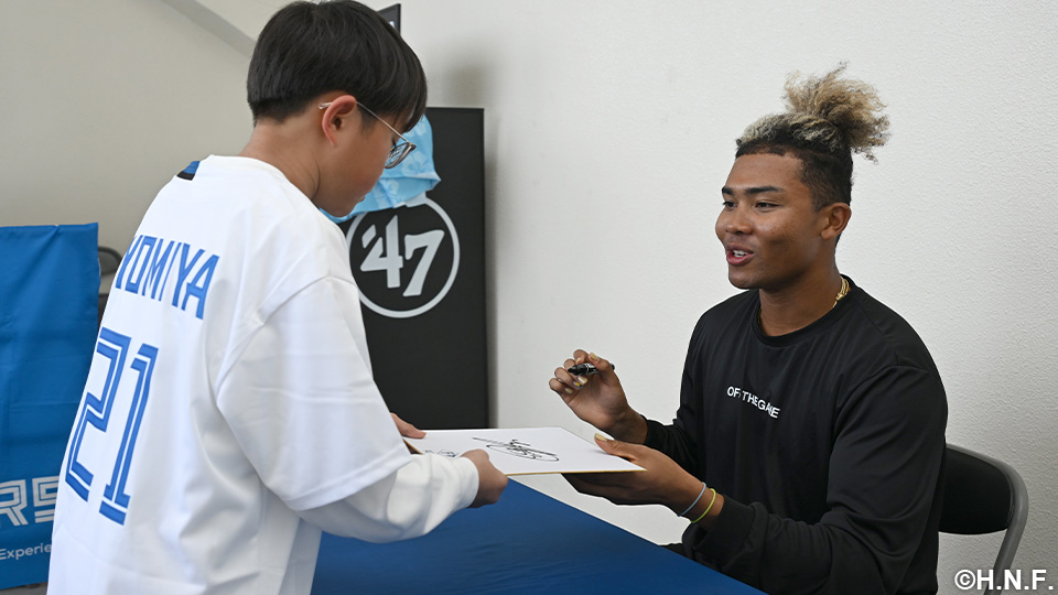 ファンサービスする水谷選手