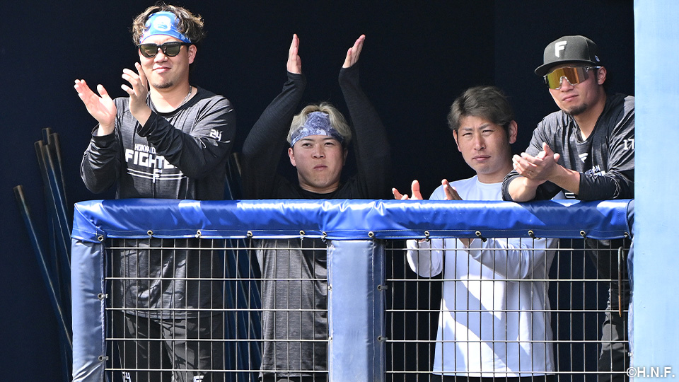 ベンチで試合を見守る投手陣