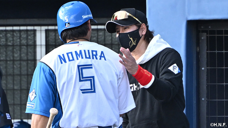 野村選手と新庄監督