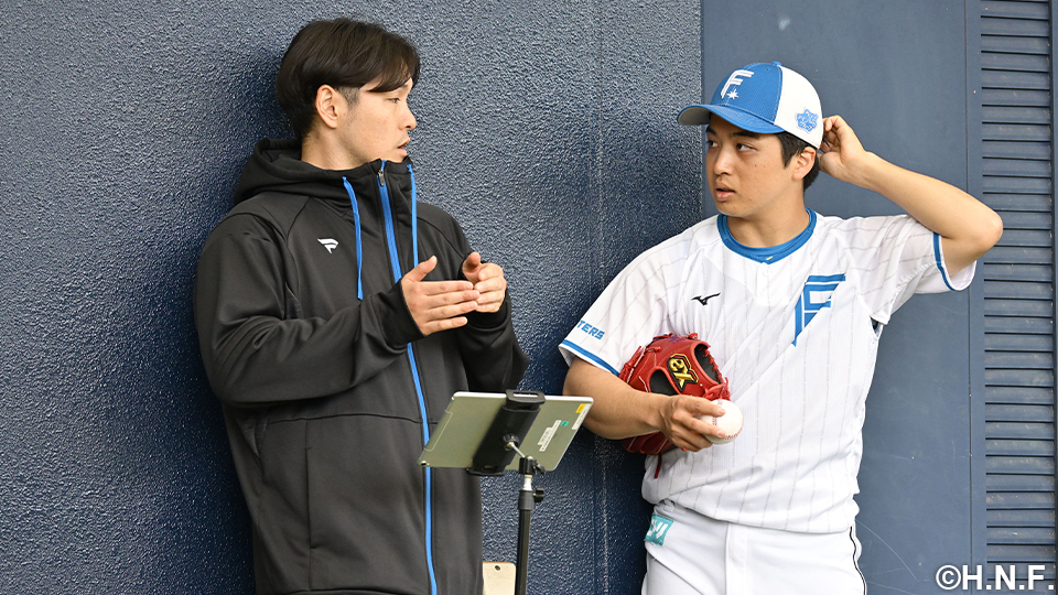 山本拓投手と鍵谷スタッフ