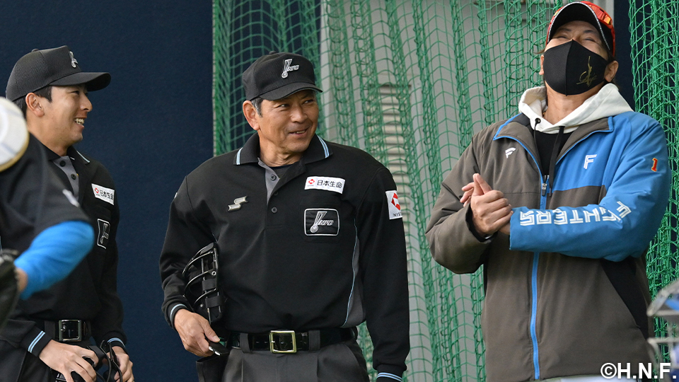 審判団と談笑する新庄監督