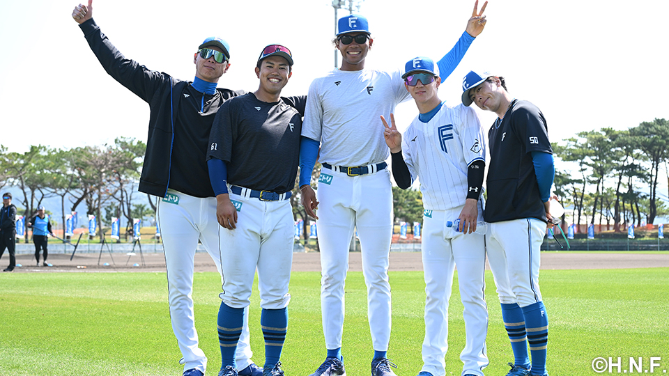 外野手陣と森本コーチ