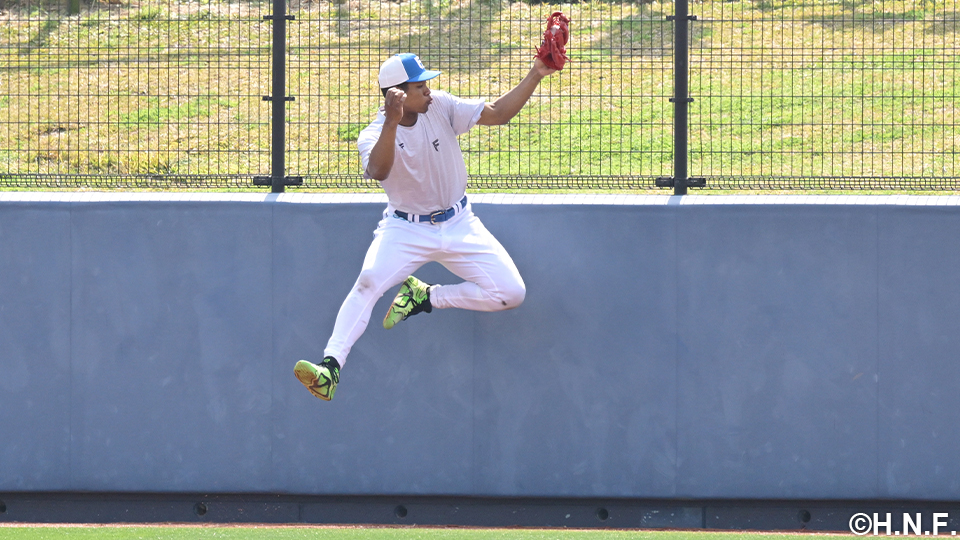 外野フェンスを確認する万波選手