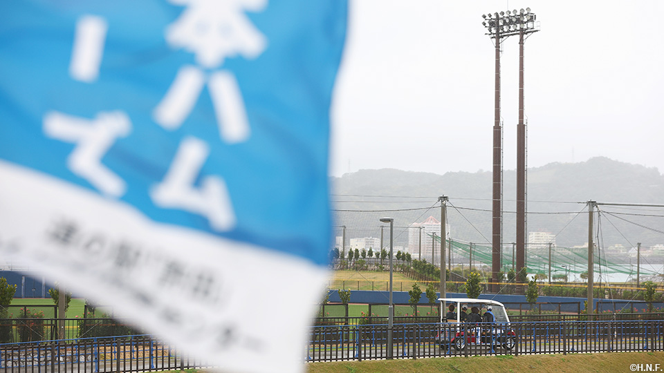 カートで移動する選手01