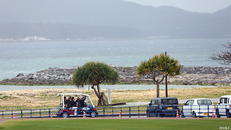 カートで移動する選手02