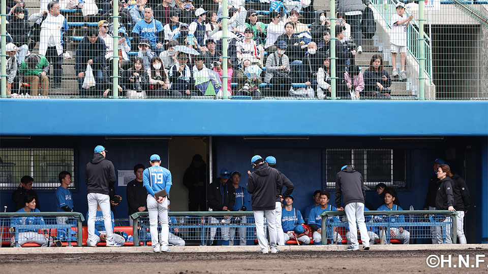 “試合終了後のベンチの様子”
