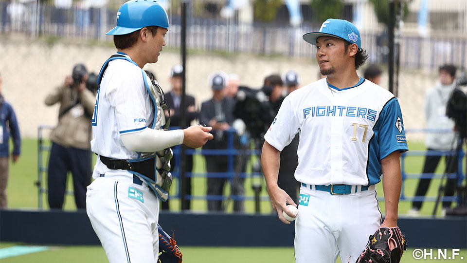 伊藤投手と伏見選手” width=