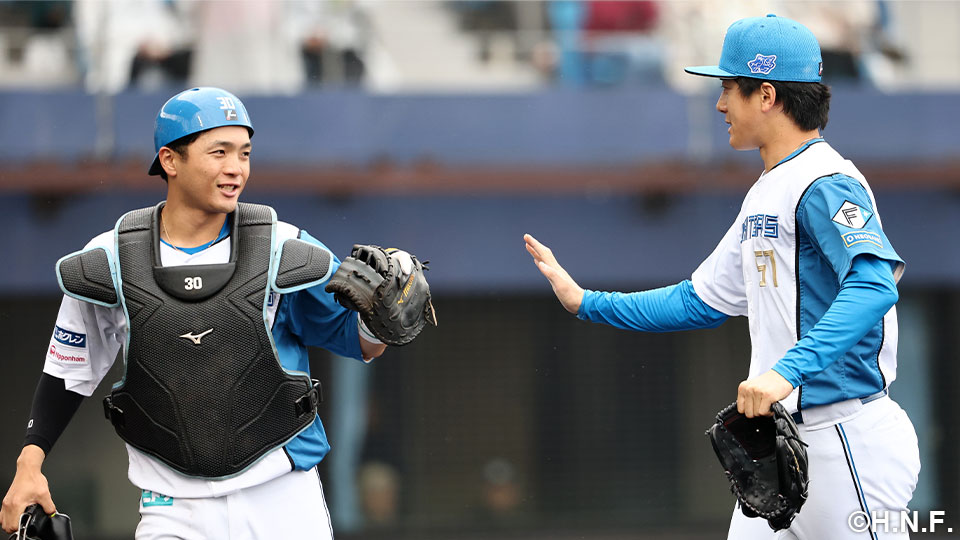 “北山投手と郡司選手”