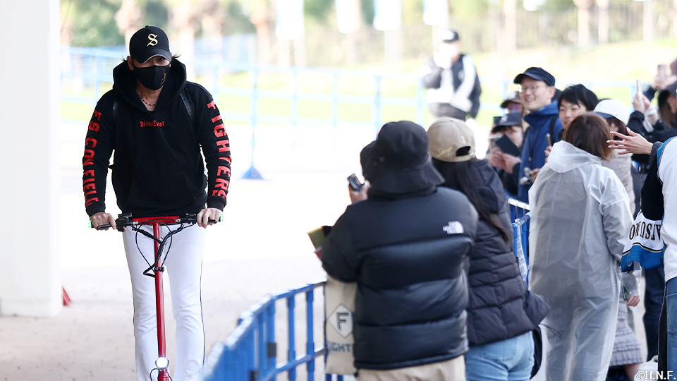 球場入りする新庄監督