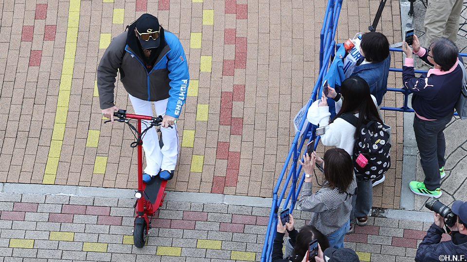 球場入りする新庄監督