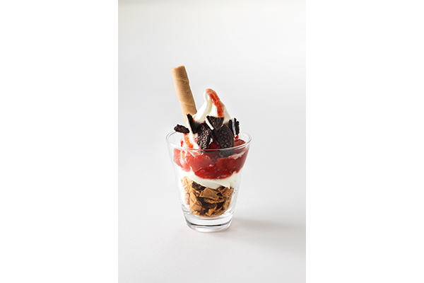 牧場ミルクのいちごサンデー