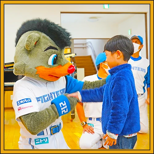 子供と握手をするB・B